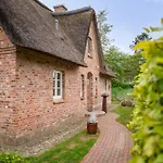 Holiday home Sandkamp Reetdachhaus Hus Specht *