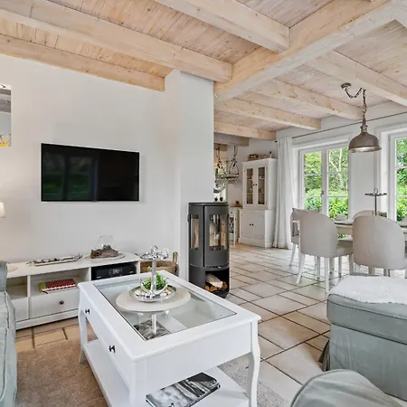 Sandkamp Reetdachhaus Hus Specht Holiday home Bohl